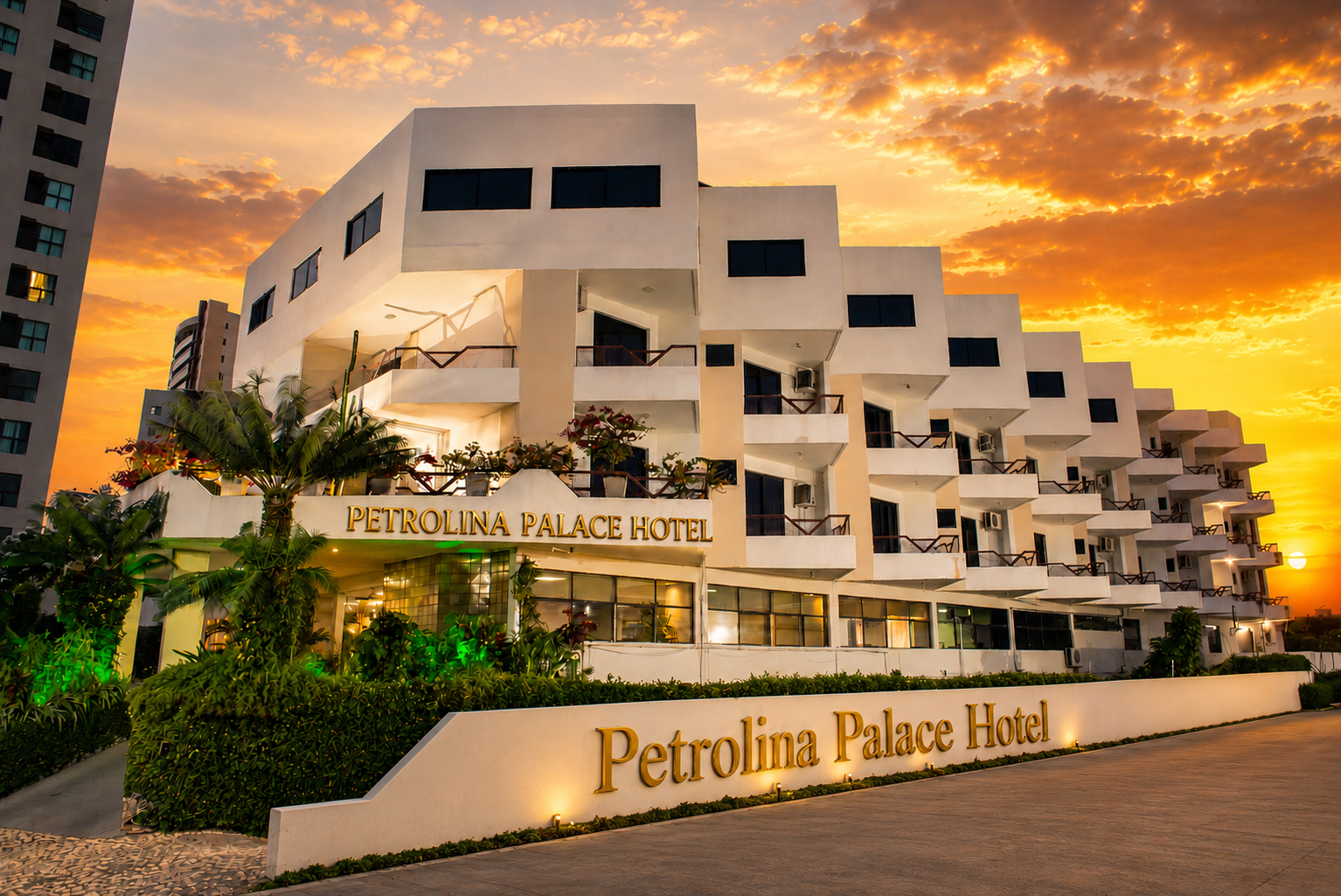 Fachada do Petrolina Palace Hotel ao entardecer